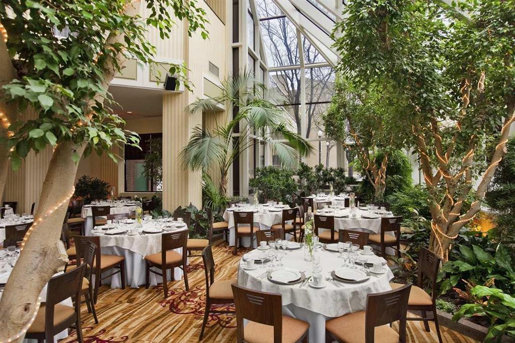 Hilton Fort Wayne At The Grand Wayne Convention Center (Adults Only) Ресторант снимка