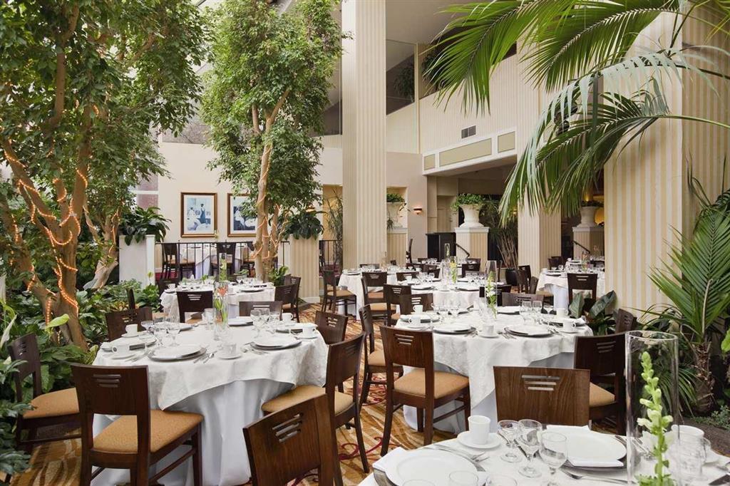 Hilton Fort Wayne At The Grand Wayne Convention Center (Adults Only) Ресторант снимка